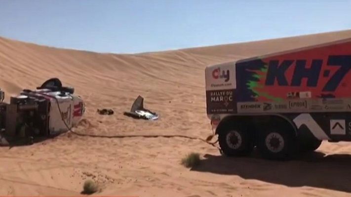 Dakar - Dakar 2021 | La solidaridad del Dakar: el rescate de un camión a un ligero