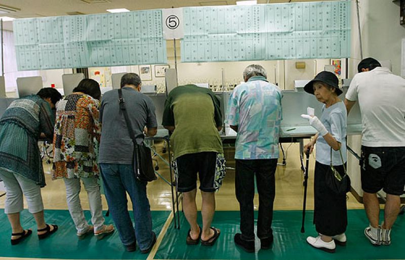 La oposición japonesa ya celebra la victoria en las elecciones