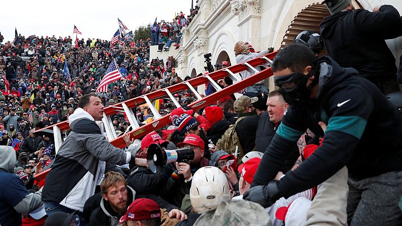 La noche del asalto al Capitolio se salda con cuatro muertos y decenas de detenidos