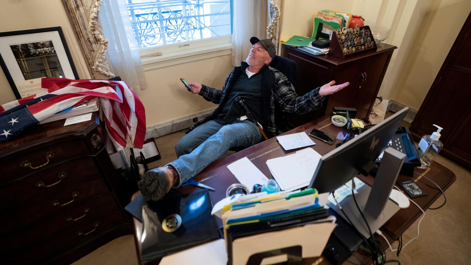 Asalto al Capitolio: así fue la noche en la que se vivió un insólito ataque a la democracia de EE.UU.