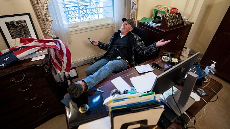 Asalto al Capitolio: así fue la noche en la que se vivió un insólito ataque a la democracia de EE.UU.