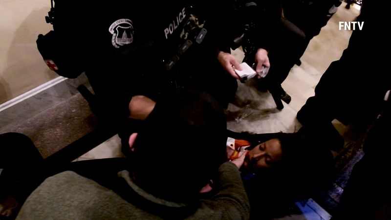 Una mujer muere de un disparo dentro del Capitolio durante el asalto | Ver