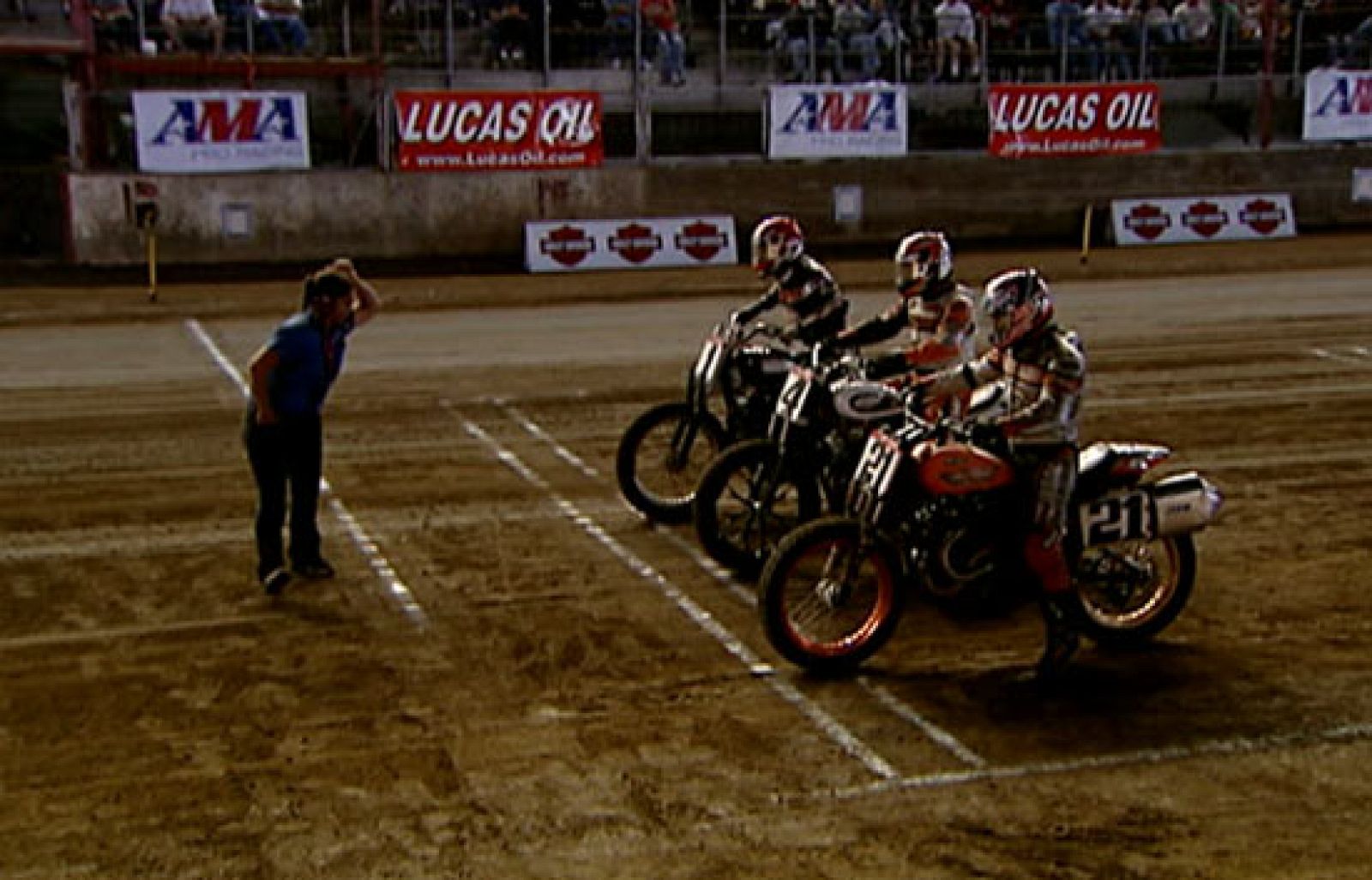 Dennis Noyes le muestra a Marc Martín cómo es una carrera de 'dirt track' en su tierra.