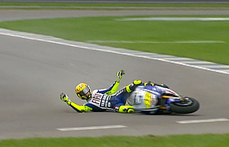 Rossi y Pedrosa se van al suelo