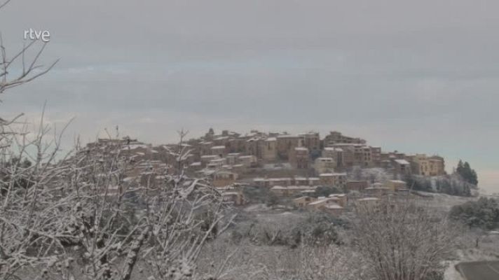 L'Informatiu - Imatges de la nevada a Horta de Sant Joan, on la neu ha acumulat uns 2 centímetres