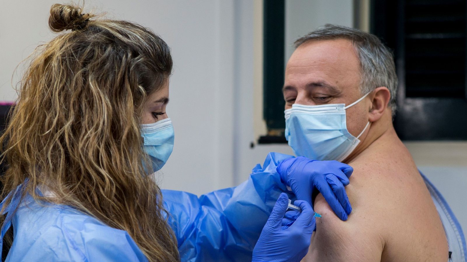 Cruz Roja niega que su contrato con Madrid "privatice" la vacunación: "Lo que hacemos es apoyar al sistema sanitario"