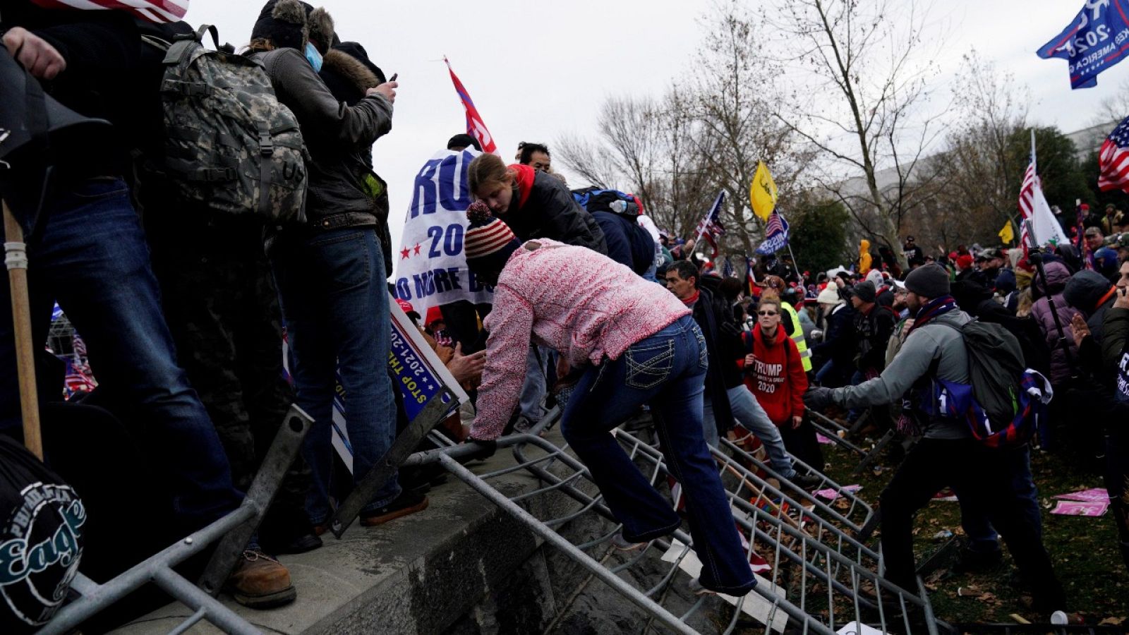 Nuevas imágenes del asalto de centenares de partidarios de Donald Trump al Capitolio de EE.UU.- RTVE.es | Ver