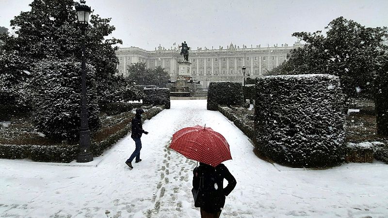 Nevadas históricas obligan a cortar carreteras y suspender trenes