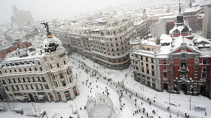 Telediario 1 - Madrid, casi paralizada por una nevada histórica