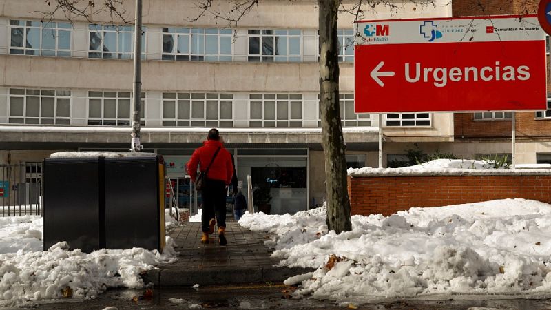 Los servicios de emergencia retiran la nieve en los accesos a los hospitales