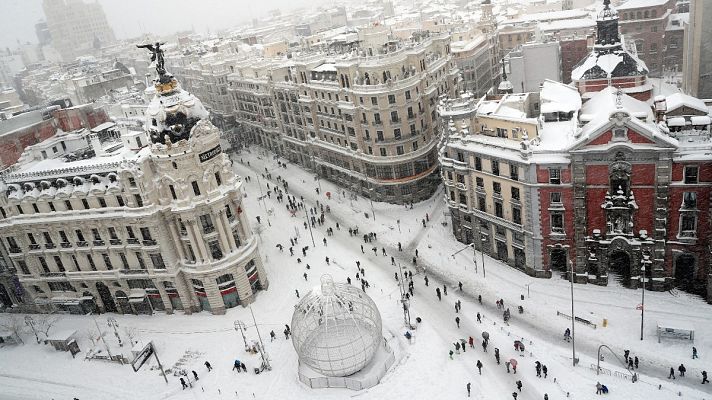Telediario 1 - Esquí en la Gran Vía y otras imágenes insólitas de la nevada en Madrid