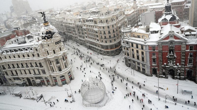 Esquí en la Gran Vía y otras imágenes insólitas de la nevada en Madrid