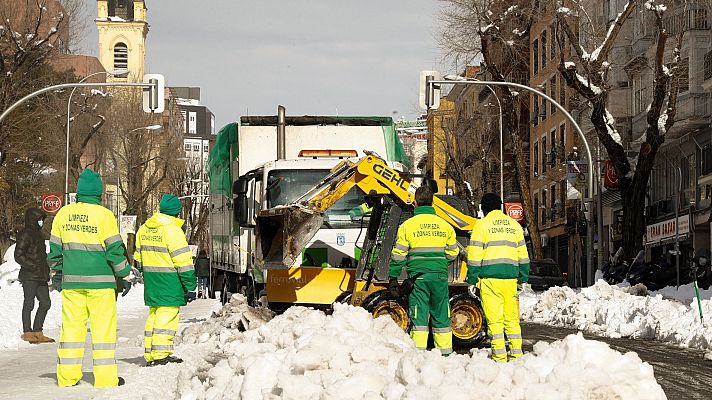Telediario 1 - Tras la gran nevada llega el momento de limpiar los restos del temporal en las carreteras y en las calles
