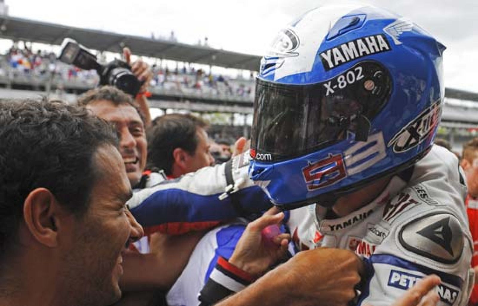 Lorenzo se impone en otra carrera imprevisible.