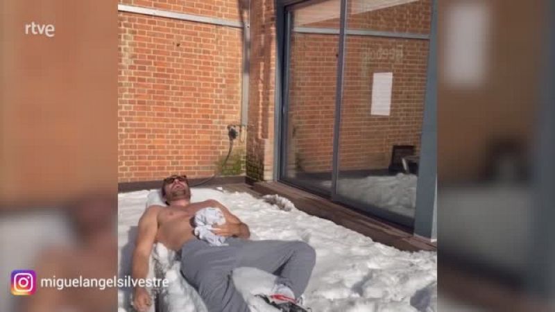 Miguel Ángel Silvestre posa semidesnudo en una tumbona llena de nieve