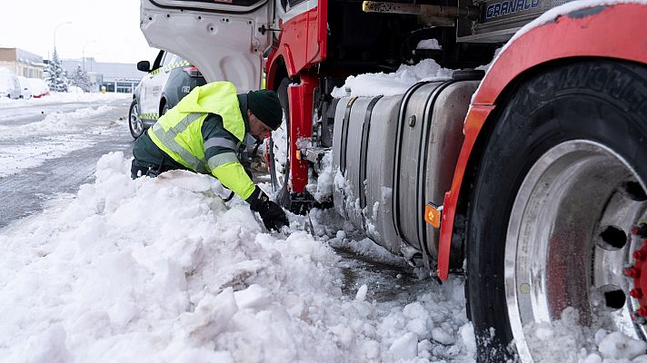Telediario 1 - Mercamadrid abre este martes tras la nevada y registra la entrada de mil abastecedores