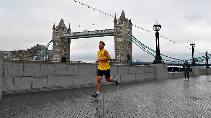 Telediario 1 - Los londinenses relajan las medidas a pesar del confinamiento estricto en Inglaterra