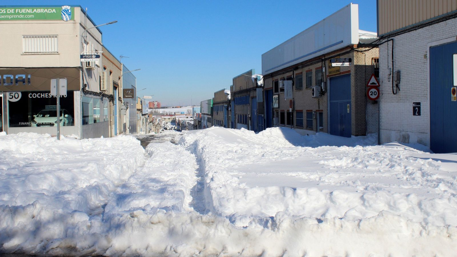 El hielo retrasa el reparto de alimentos a los supermercados en Madrid