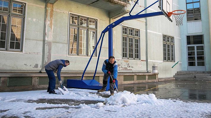 Telediario 1 - La reapertura de muchos colegios podría retrasarse porque sigue habiendo mucha nieve acumulada