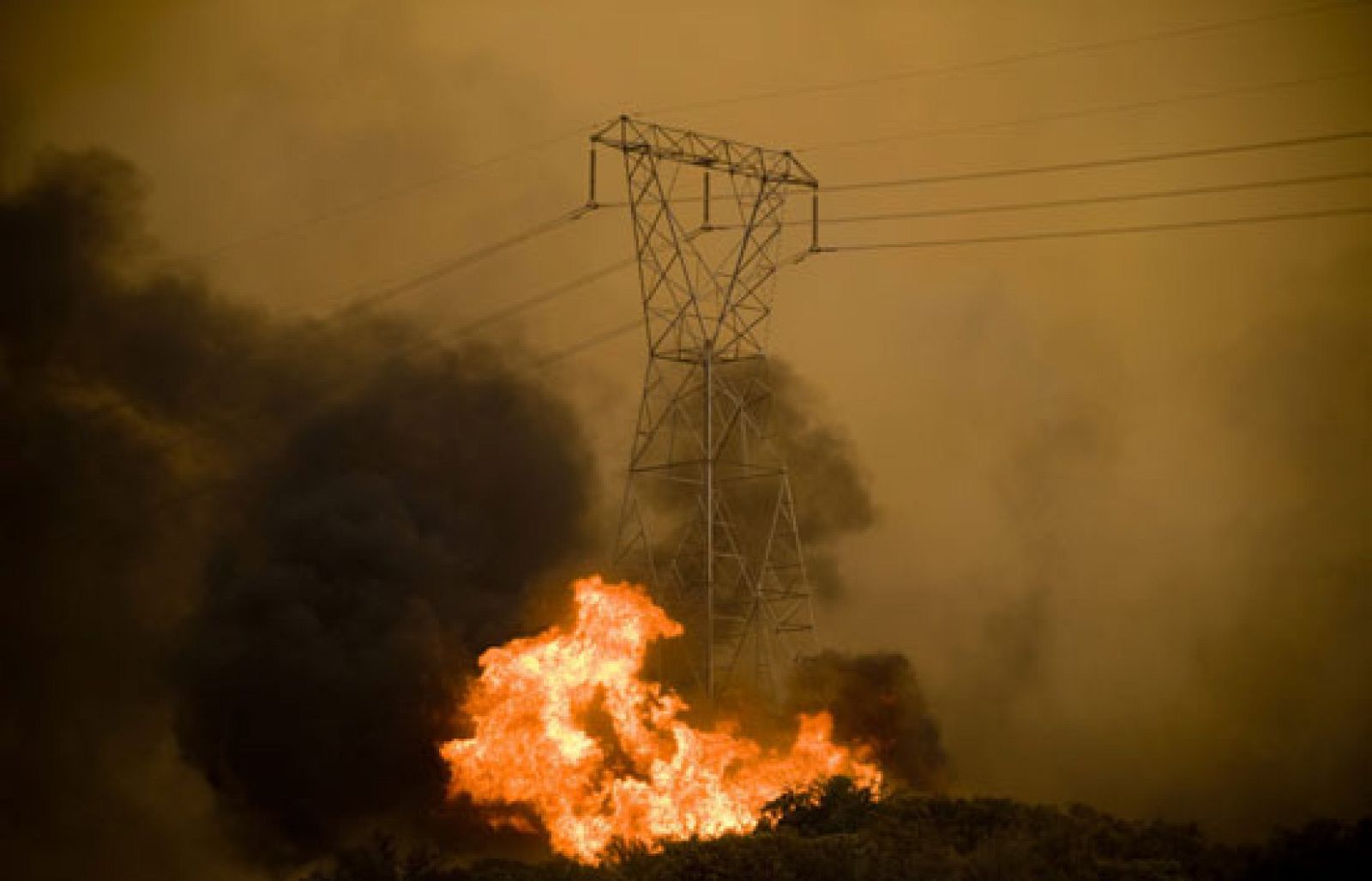 Los incendios declarados en California siguen fuera de control | Ver