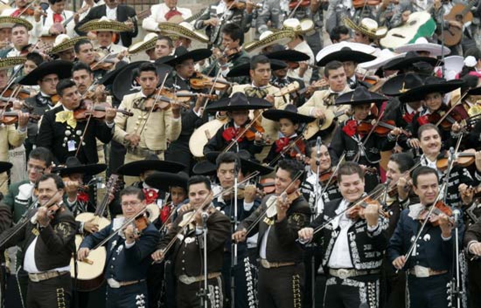 En la capital del estado mexicano de Jalisco se reúne la mayor banda de Mariachi del mundo | Ver