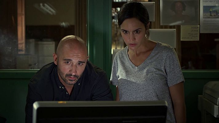 La caza - Sara y Víctor consiguen la matrícula de la furgoneta blanca