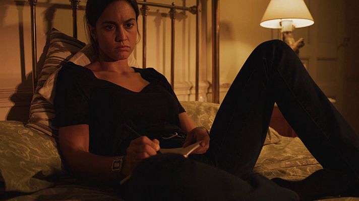 La caza - Sara escucha las grabaciones de Bernat