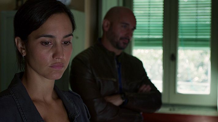 La caza - La sargento Campos habla con Julia y su familia sobre Gerard