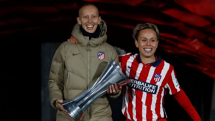 Fútbol - Supercopa | Virginia Torrecilla recoge el trofeo y lo lleva al césped