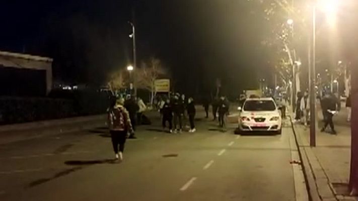 Telediario 1 - Un grupo de jóvenes que incumplía las medidas anticovid ataca a una patrulla de los Mossos