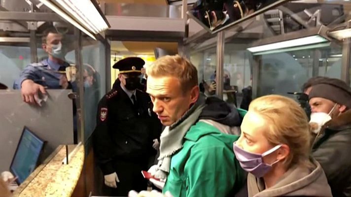 Telediario 1 - Navalny, detenido en Moscú tras regresar al país recuperado de su envenenamiento