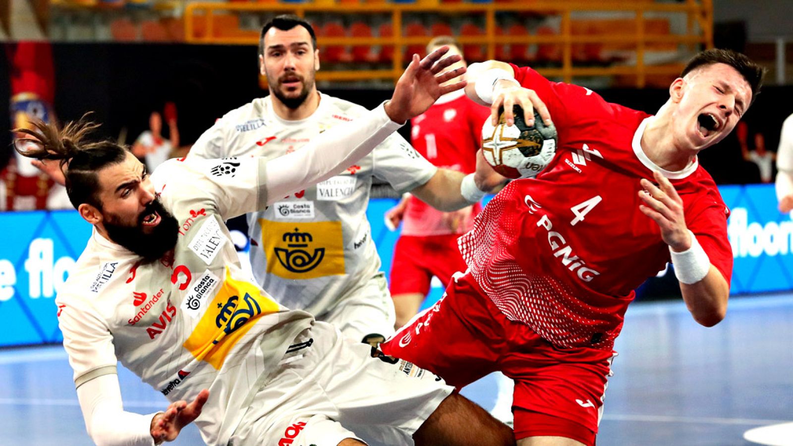 España salva su primera "final" contra Polonia (26-27)