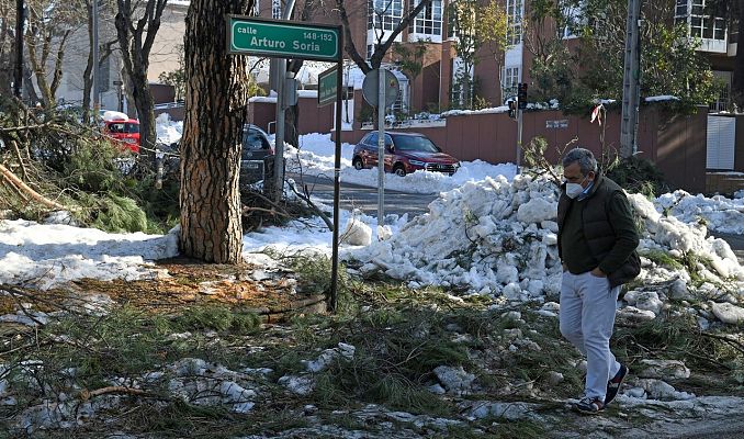 Telediario 1 - Carrera contrarreloj para limpiar las calles antes de la llegada de las lluvias