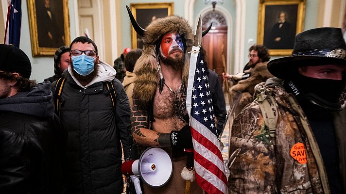 Telediario 1 - Nueva imagen del "hombre bisonte" en el asalto al Capitolio