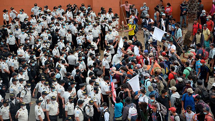 Telediario 1 - La policía de Guatemala reprime la caravana de migrantes