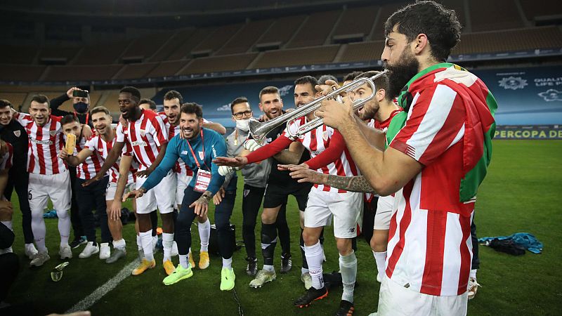 El trompetista Villalibre: líder del Athletic y de la banda Orsai con sus compañeros de vestuario