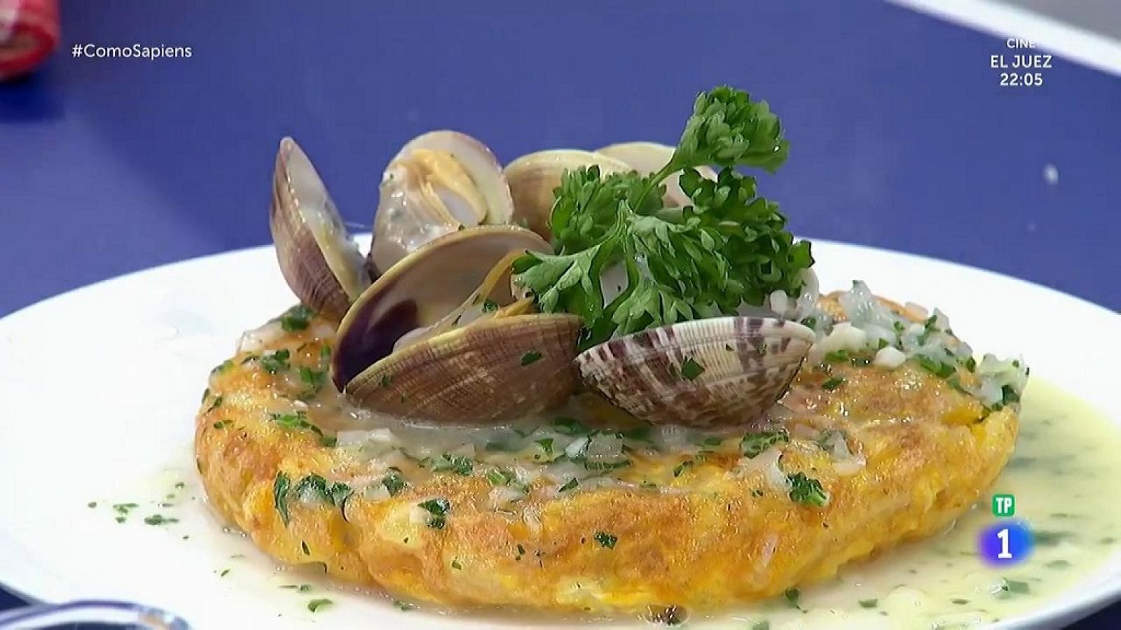 Tortilla de patatas con topping de almejas en salsa verde - Como sapiens | Ver