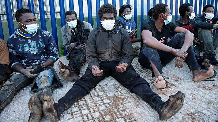 Telediario 1 - 87 migrantes han entrado en Melilla saltando la valla