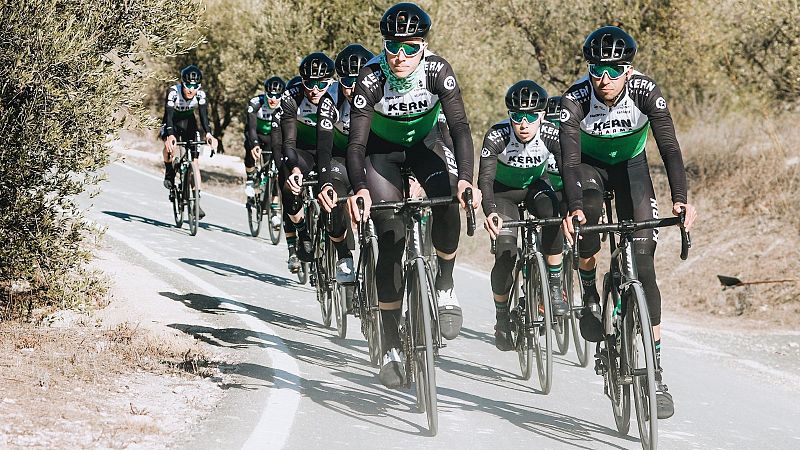 Perico e Indurain apadrinan al joven equipo Kern Pharma | Ver