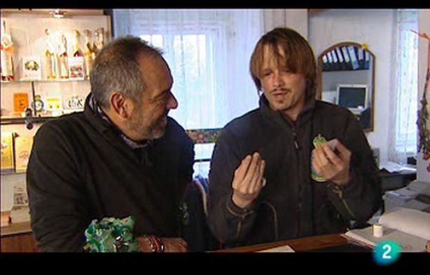 En portada - La bella raptada. Contraportada