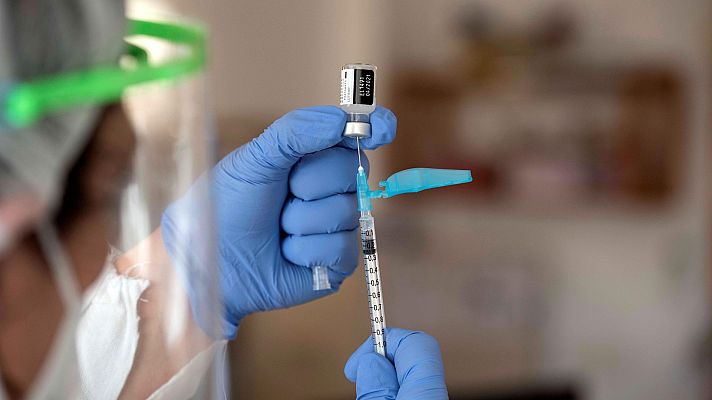 Informativo 24h - Madrid suspende la vacunación de sanitarios de primera línea por falta de vacunas