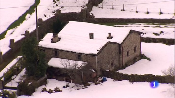 TeleCantabria - La nieve ha aislado más aún entornos rurales como la Vega de Pas