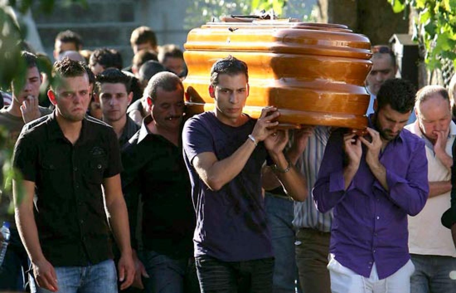 Dolor en el entierro de Laura Alonso, la joven asesinada en Ourense por su ex novio | Ver