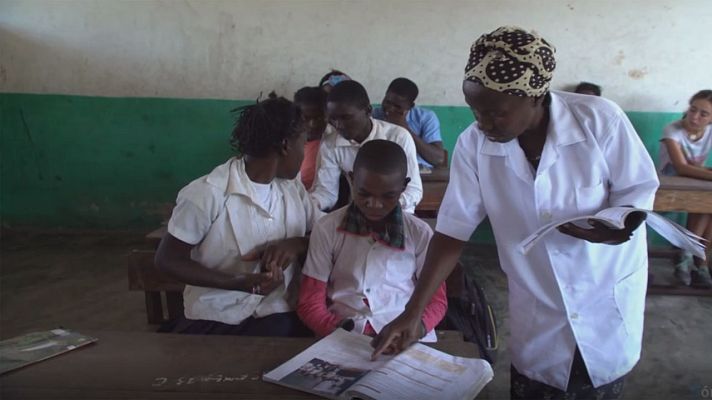 Telediario 1 - El documental 'Una luz en la oscuridad' recuerda la importancia de una buena formación en el día internacional de la educación