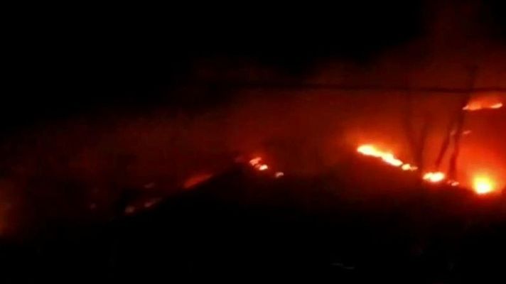 Informativo 24h - 60 bomberos forestales combaten un incendio en el municipo almeriense de Berja, complicado por viento