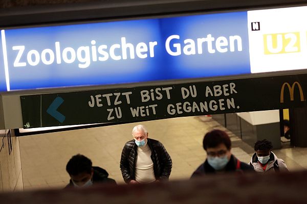 Telediario 1 - Alemania prohibe en el transporte público las mascarillas que no sean sanitarias