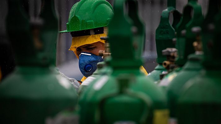 Telediario 1 - El sistema sanitario de la ciudad brasileña de Manaos está desbordado por el aluvión de enfermos