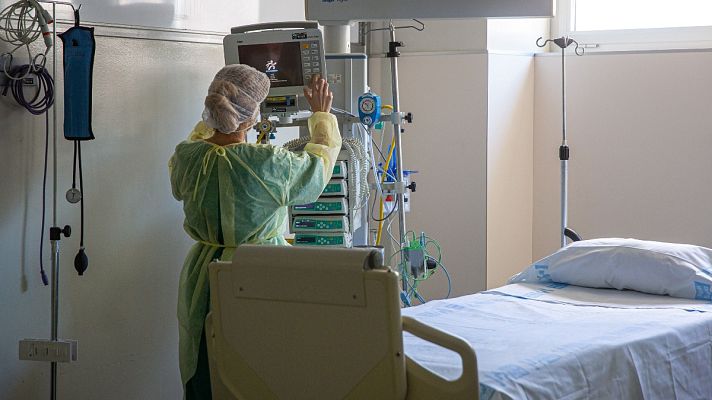 Telediario 1 - Las UCI de once comunidades autónomas y Melilla están en riesgo extremo