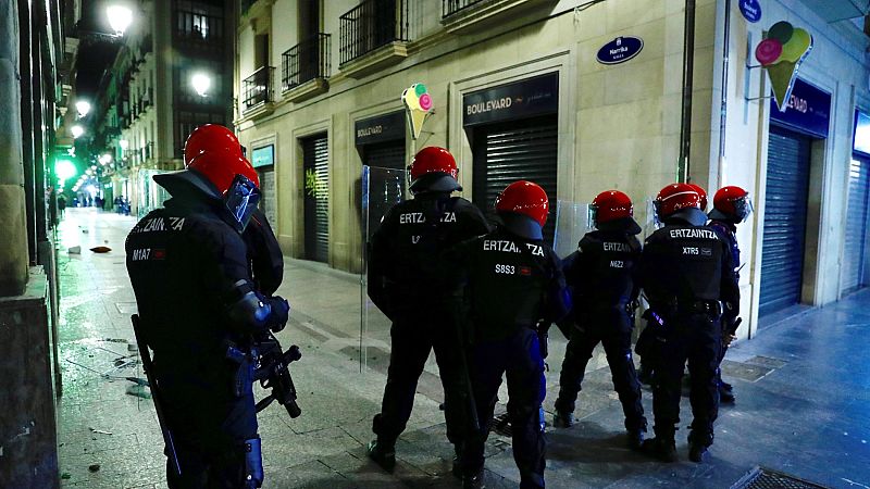 Dos ertzainas heridos y dos arrestados en varios incidentes por incumplir las restricciones contra la COVID-19