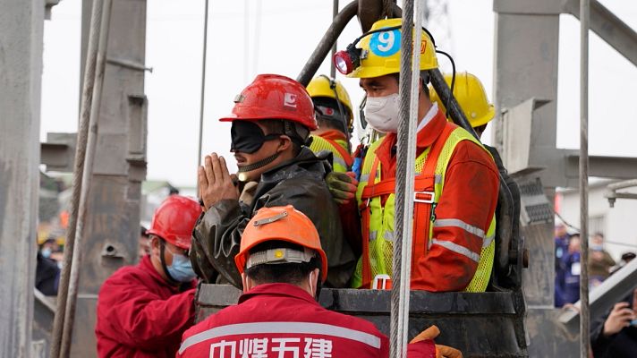 Telediario 1 - Rescatan a once mineros en el este de China después de 14 días atrapados